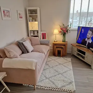 Apartment Luxury Modern Apt With Parking On Broadway, Leigh-on-Sea